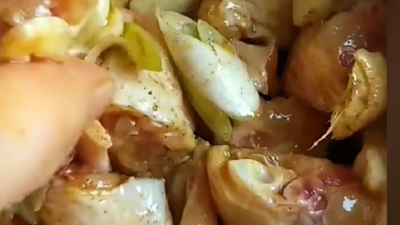 酱炒鸡块,淹制好的鸡翅检出葱姜蒜，加入淀粉抓均匀。
