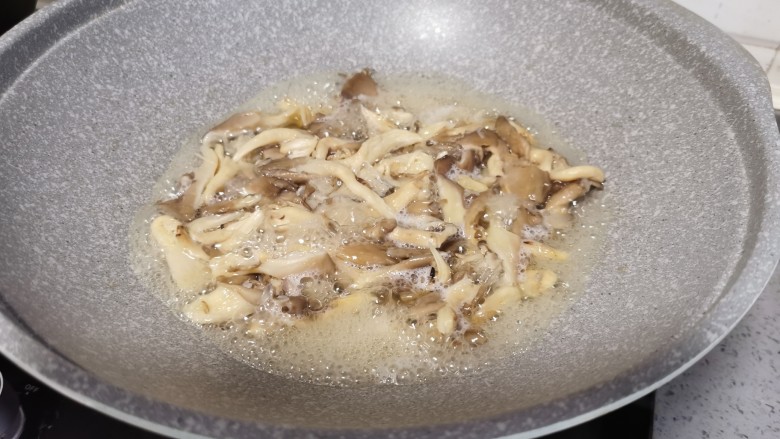 白菜炒蘑菇,煮至蘑菇出水，继续煮