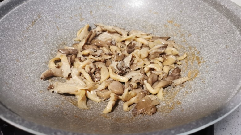 白菜炒蘑菇,煮出来香味，没有水份，盛出蘑菇备用