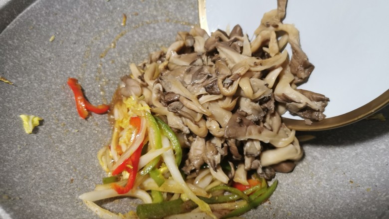 白菜炒蘑菇,倒入炒熟的蘑菇翻炒均匀
