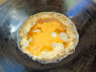 青菜鸡蛋面,起锅烧油，放盐，倒入搅好的蛋液