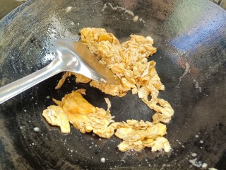 青菜鸡蛋面,翻炒至金黄色，成块状