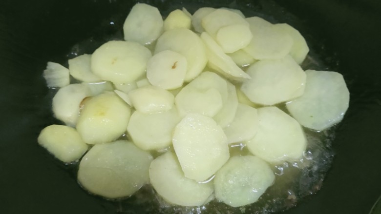 蚝油土豆片,锅中倒入适量油烧热再倒入土豆煎炒至八分熟