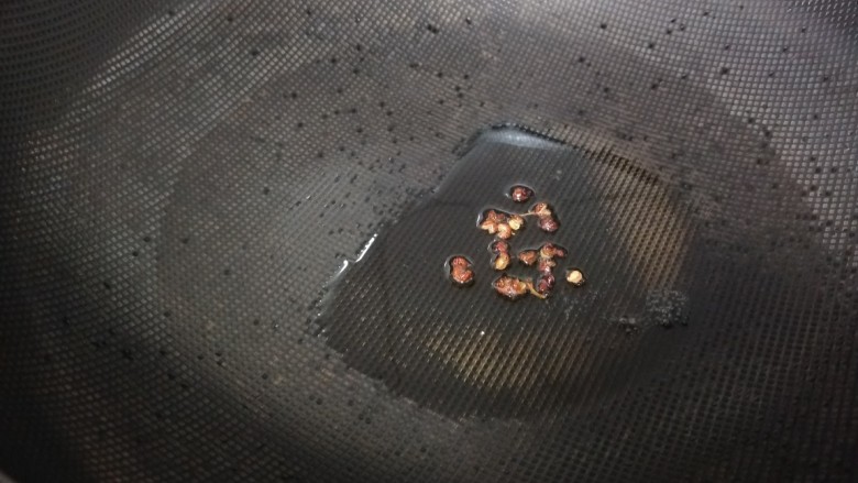 木耳炒粉丝,锅中倒入适量油烧热放花钱炒香。