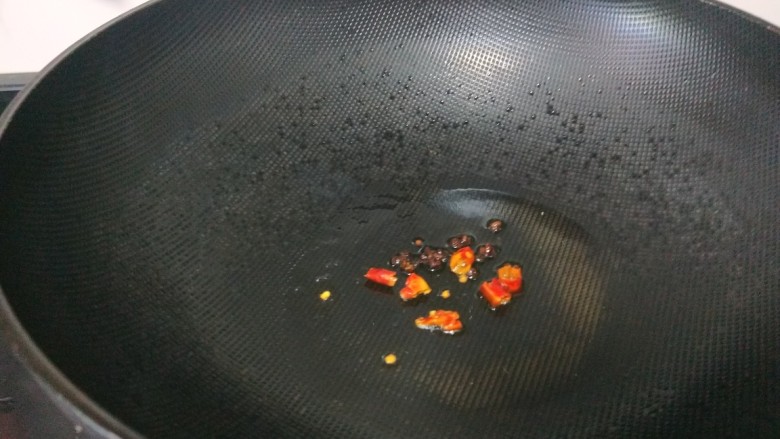 木耳炒粉丝,在放一个干辣椒。