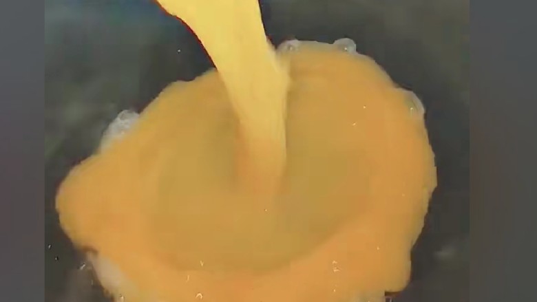 素卷三丝,锅中倒入适量油烧热倒入鸡蛋液炒出小块倒出。