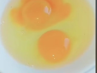 素卷三丝,鸡蛋两个打入碗中。