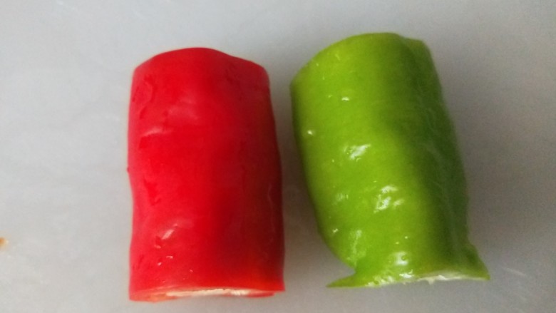 素卷三丝,青红椒两两节。
