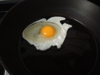 素卷三丝,锅中倒入适量油烧热，打入一个鸡蛋。