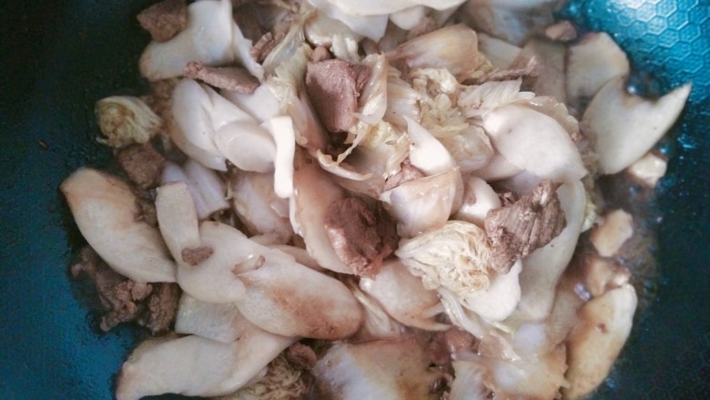 白菜炒蘑菇,放入香菇，大火翻炒！