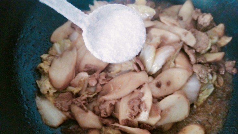 白菜炒蘑菇,盐适量！
