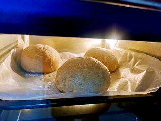 红糖面包,胀至1～2倍，烤箱180度预热，放入面包生胚，烤18分钟即可