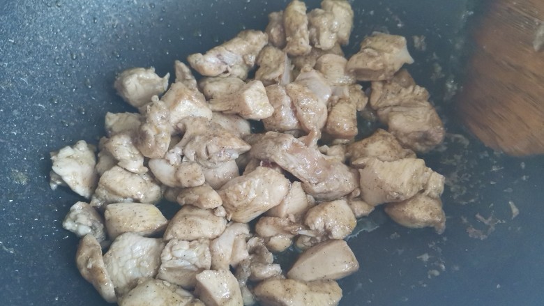 杏鲍菇炒鸡丁,锅烧油油热下入鸡胸肉翻炒至变色