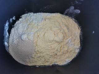 红糖面包,再称入面粉，玉米面和酵母