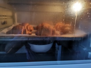红糖面包,放入烤箱40度，二次发酵30分钟，里面放一碗开水增加湿度