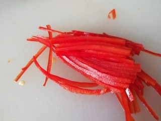 酱焖鲤鱼,这个时间可以切配料，红椒切丝。