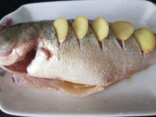 酱焖鲤鱼,姜片在插在鱼身。