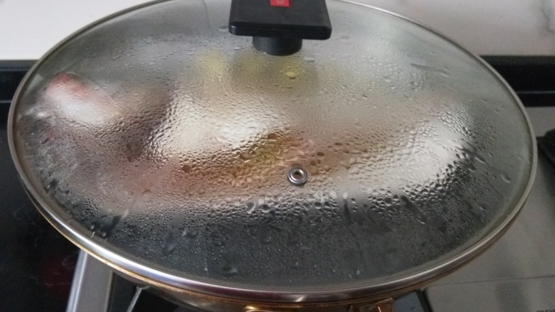 酱焖鲤鱼,鱼盘放入锅中隔水蒸八分钟，关火焖两分钟。