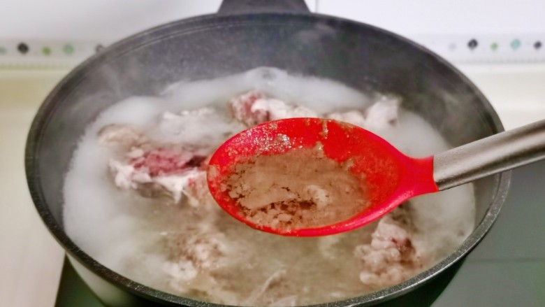 胡萝卜筒骨汤,撇出血沫，煮3分钟，捞出用温水反复冲洗干净。