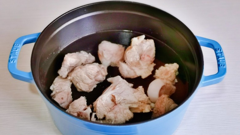 胡萝卜筒骨汤,骨头放入汤锅中，加入纯净水。