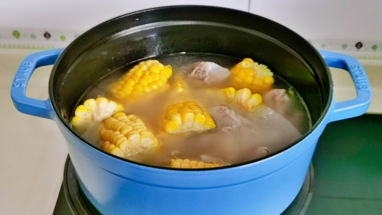 胡萝卜筒骨汤,加入玉米再熬25分钟。