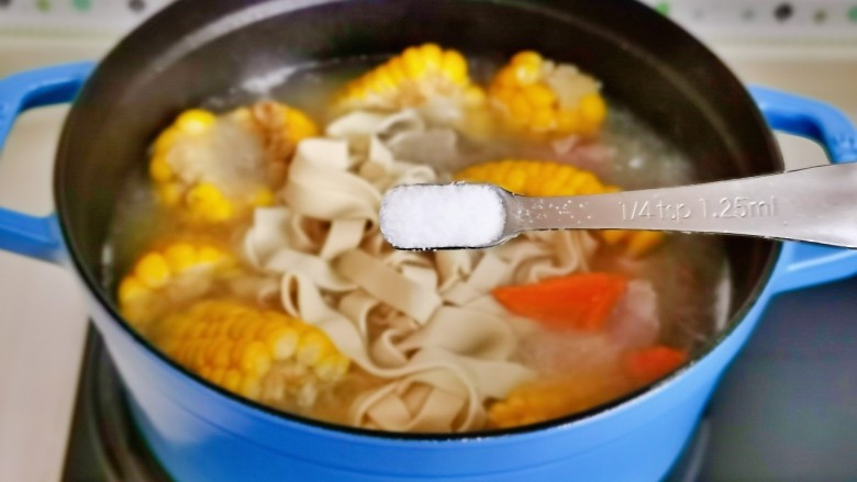 胡萝卜筒骨汤,按个人口味加入盐，再熬10分钟。