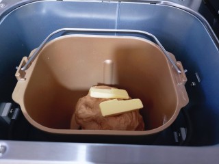 红糖面包,结束后加入室温软化的黄油，继续启动面包机一个“和面”程序，揉至扩展阶段。和好的面团用手揉圆，放到面包机里进行一发。发酵好的面团手沾面粉插入面团，不塌陷不回缩即发酵完成。
