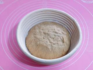 红糖面包,收紧后的面团收口朝上放入面包篮。