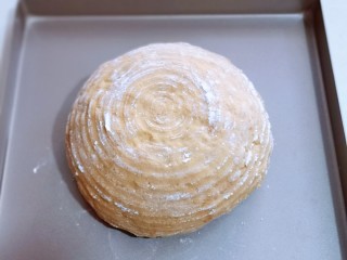 红糖面包,将二发好的面包胚从发酵篮中倒扣在烤盘上。