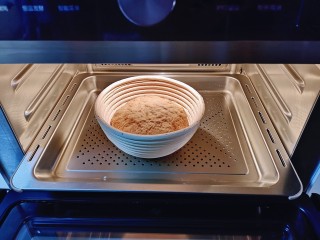 红糖面包,放入蒸烤箱进行二次发酵！恒温发酵功能，时间为35度40分钟，发酵至发酵篮8分满即可。