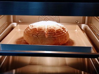 红糖面包,将烤盘入预热好的蒸烤箱中层，180°烤30分钟，温度及时间仅供参考！具体请根据自家烤箱性能另定！（注意观察颜色，发现上色后立即加盖一张锡纸）