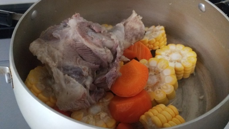 胡萝卜筒骨汤,筒骨捞出来放入锅中。