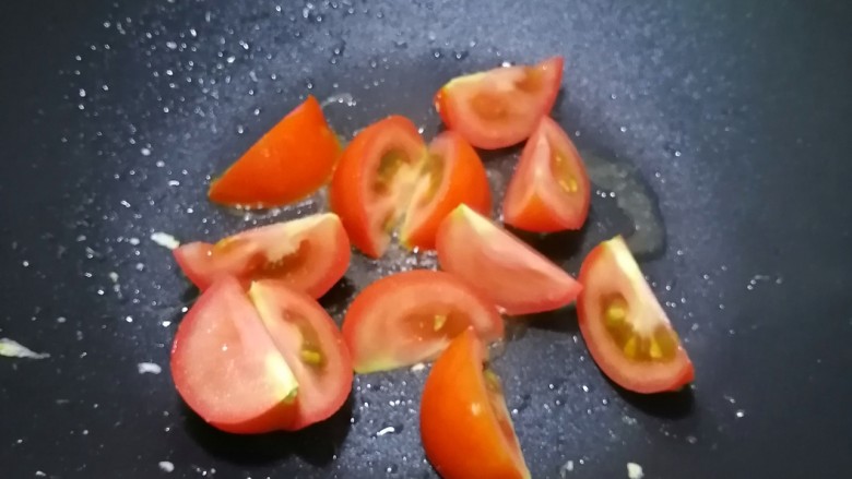 番茄黄瓜炒蛋,再热油锅，加入番茄，翻炒一下