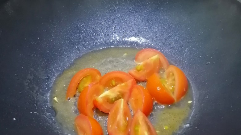 番茄黄瓜炒蛋,加入少许清水，炒一分钟左右