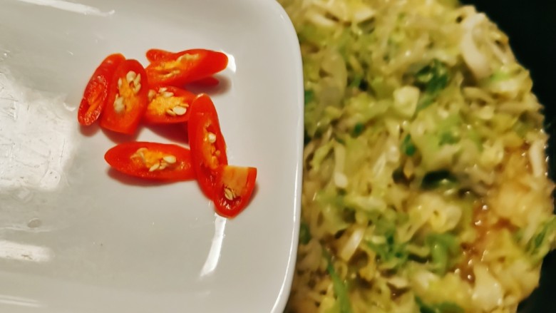 酸辣卷心菜,放入红尖椒，翻炒均匀即可关火出锅。