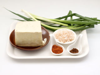 麻辣豆腐虾皮包,首先备齐所有的食材。