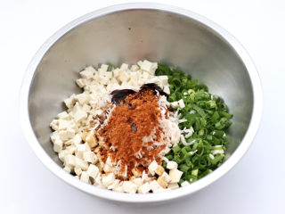 麻辣豆腐虾皮包,加入生抽和蚝油调味调色。