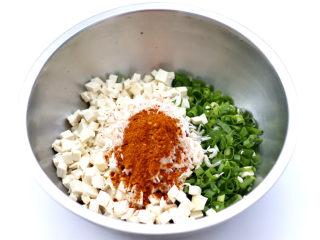 麻辣豆腐虾皮包,再倒入辣椒粉和适量的盐调味。