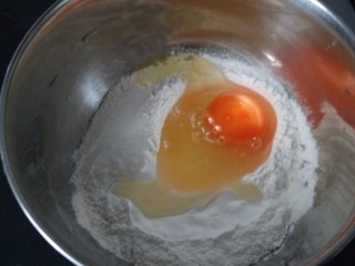 蔬菜卷,面粉倒入盆中打一个鸡蛋。