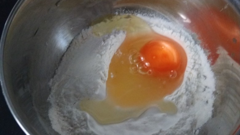 蔬菜卷,面粉倒入盆中打一个鸡蛋。