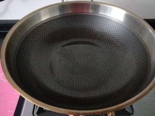 蔬菜卷,锅中倒入适量油刷均匀。