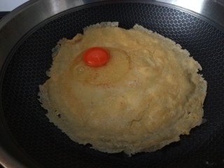 蔬菜卷,翻面在打入一个鸡蛋。