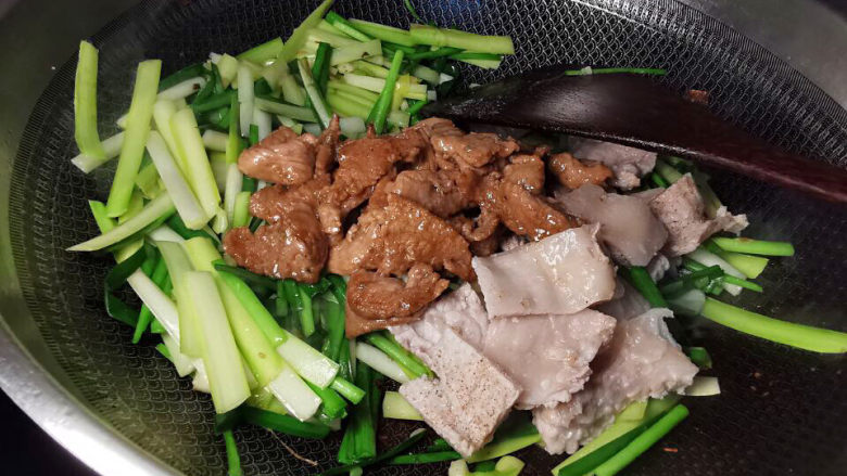 韭菜炒肉,加入猪瘦肉及猪背筋，快速翻炒均匀