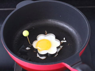 青菜鸡蛋面,锅底抹少许油，把鸡蛋煎熟盛出备用。