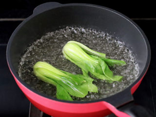 青菜鸡蛋面,小油菜洗净后焯一下水捞出备用。