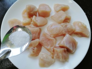 杏鲍菇炒鸡丁,鸡胸肉洗干净切成块状并加入少许盐