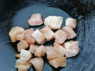 杏鲍菇炒鸡丁,锅内放油烧热放入鸡胸肉翻炒