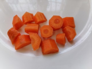 杏鲍菇炒鸡丁,胡萝卜切成块状