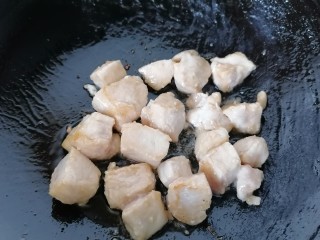 杏鲍菇炒鸡丁,翻炒至鸡胸肉变色然后盛出