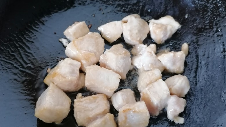 杏鲍菇炒鸡丁,翻炒至鸡胸肉变色然后盛出